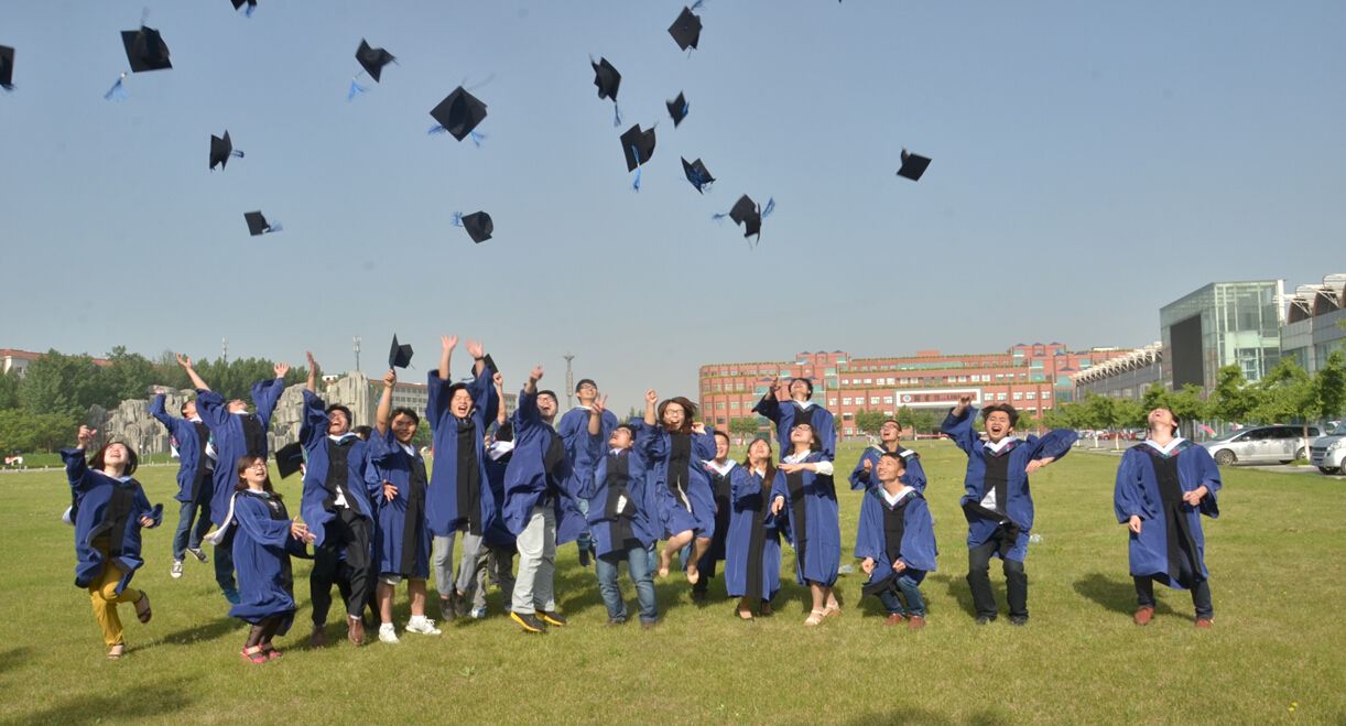 学校庆?；疃匆獾男悠蹬纳阒谱?图1)